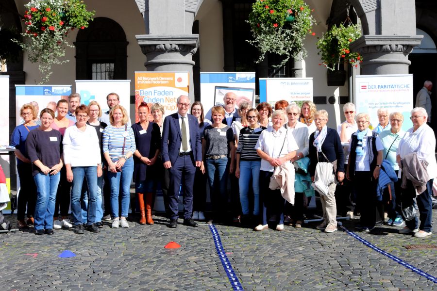 Demenz öffentlich sichtbar machen – Landrat Manfred Müller und das „Netzwerk Demenz“ informieren auf dem Rathausplatz zur Woche der Demenz Bildrechte: Kreis Paderborn